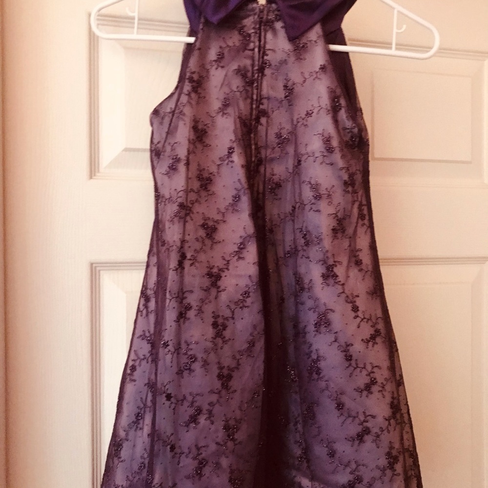 Girls dress satin line with golden leaf pedaling .